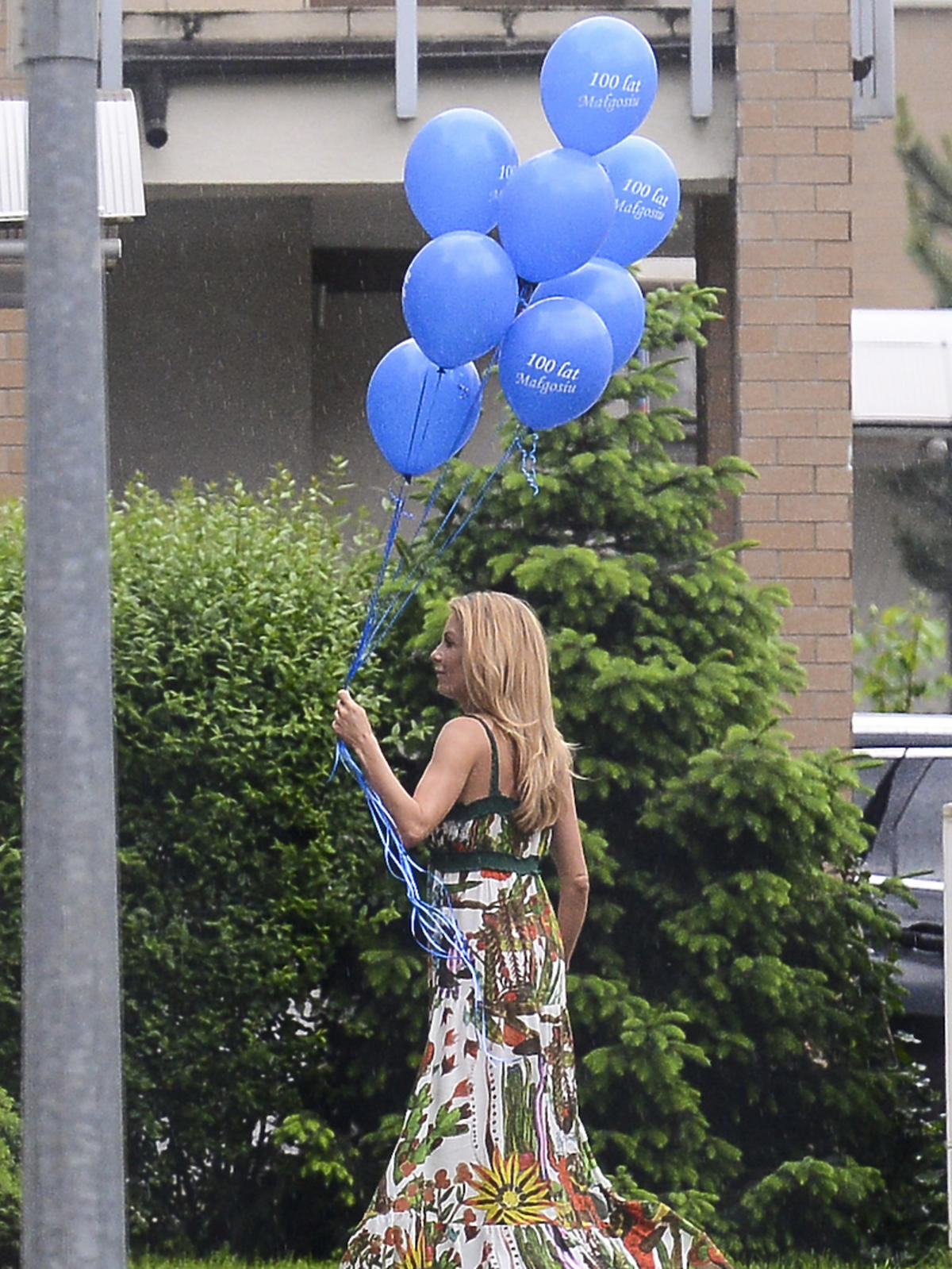 Małgorzata Rozenek w kwiecistej sukience z balonami