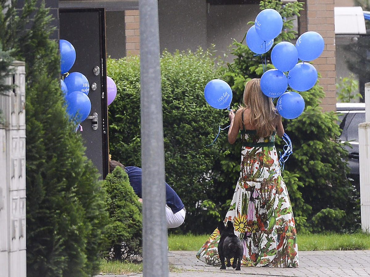 Małgorzata Rozenek w kwiecistej sukience z niebieskiemi balonami