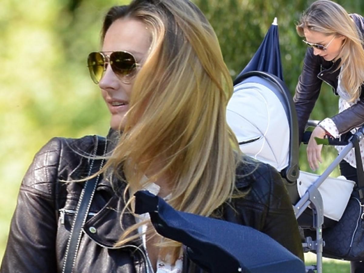 Małgorzata Socha na spacerze z córką Zosią
