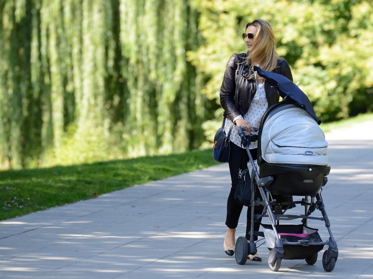 Małgorzata Socha na spacerze z córką Zosią