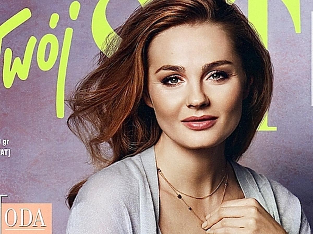 Małgorzata Socha Twój Styl luty 2014. Okładka Twojego Stylu z Małgorzatą Sochą. Socha w spódnicy Burberry