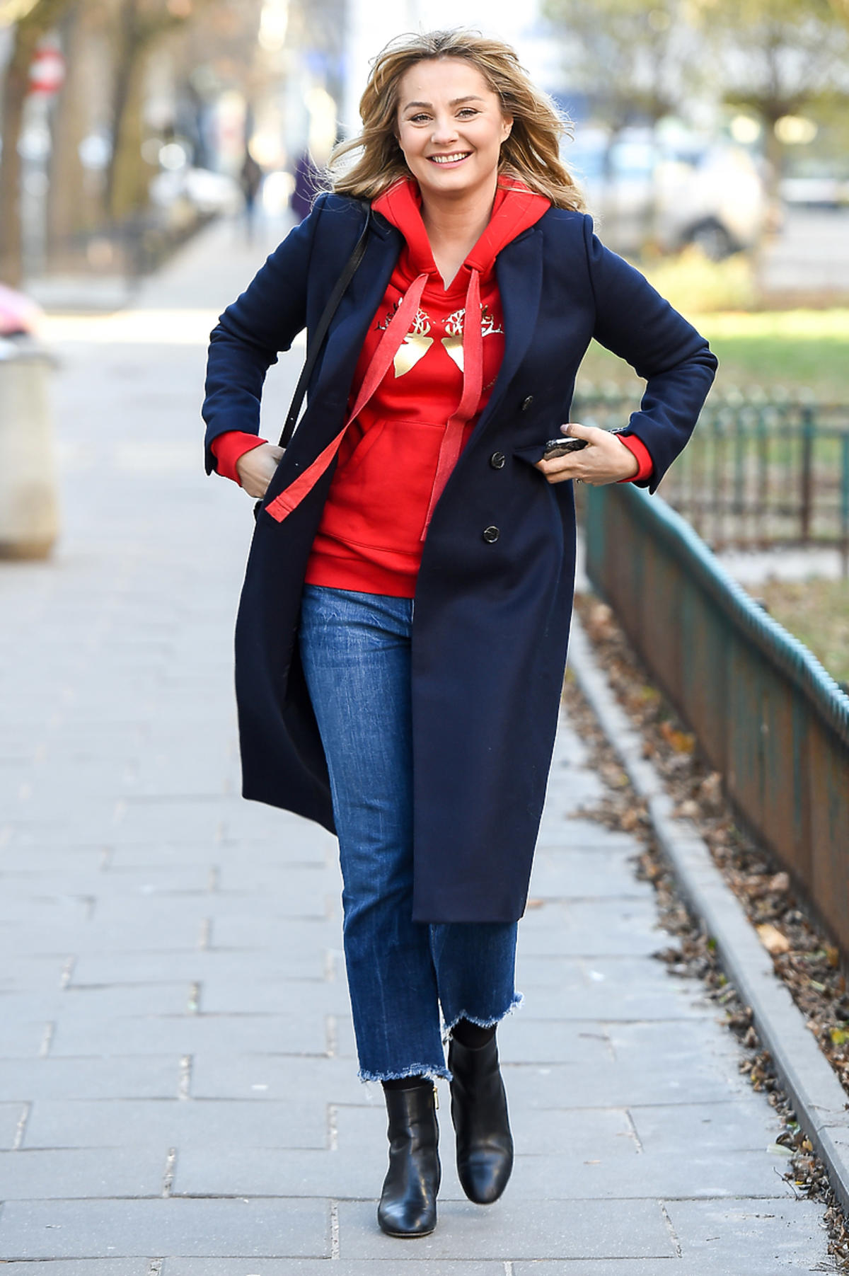 Małgorzata Socha w czerwonej bluzie z jemiołą