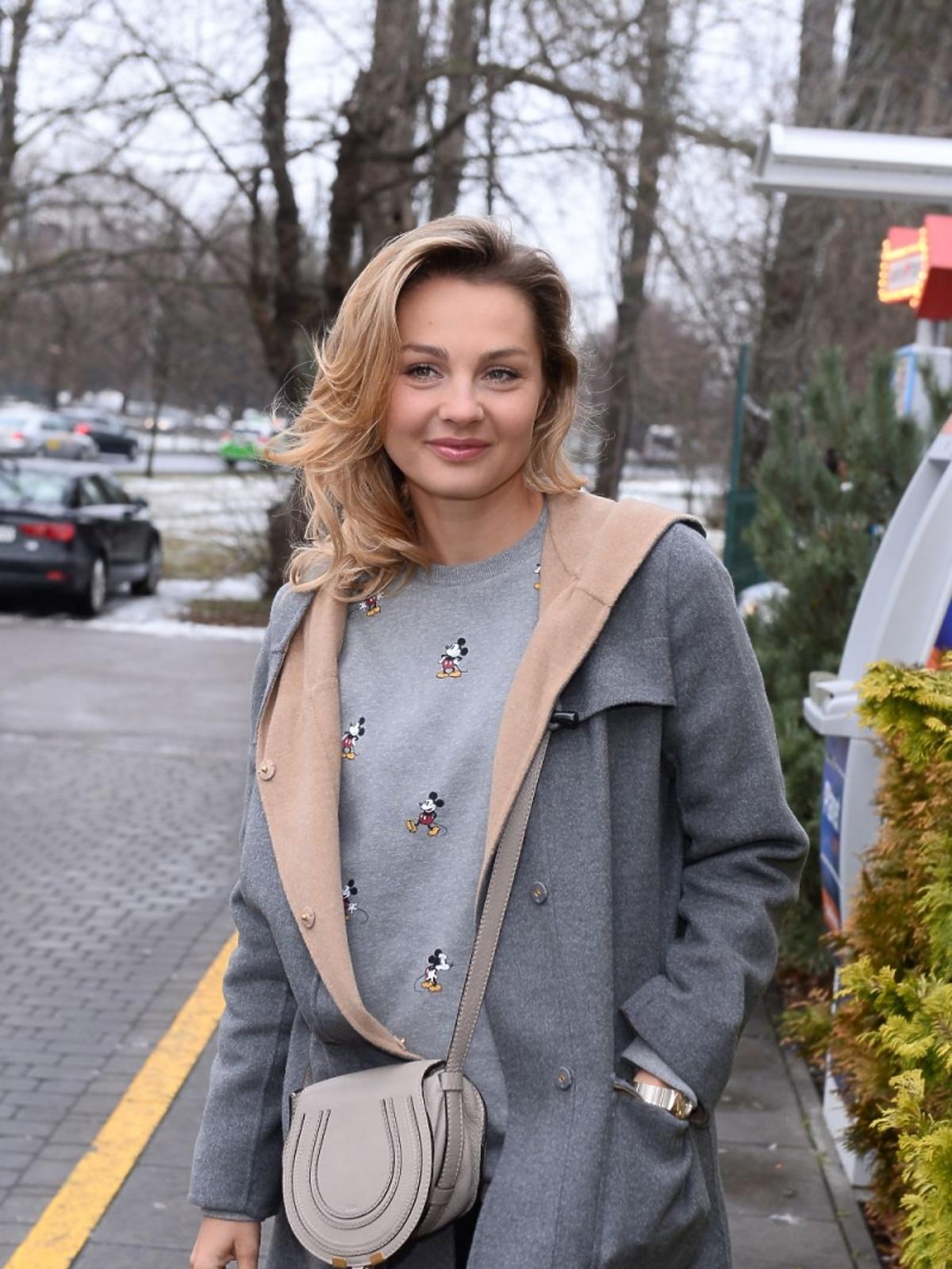 Małgorzata Socha w szarym płaszczu