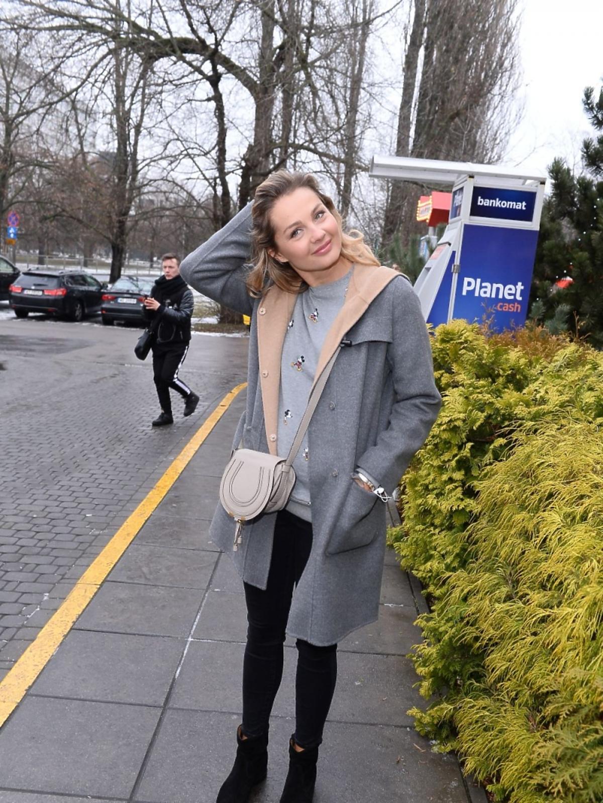 Małgorzata Socha w szarym płaszczu