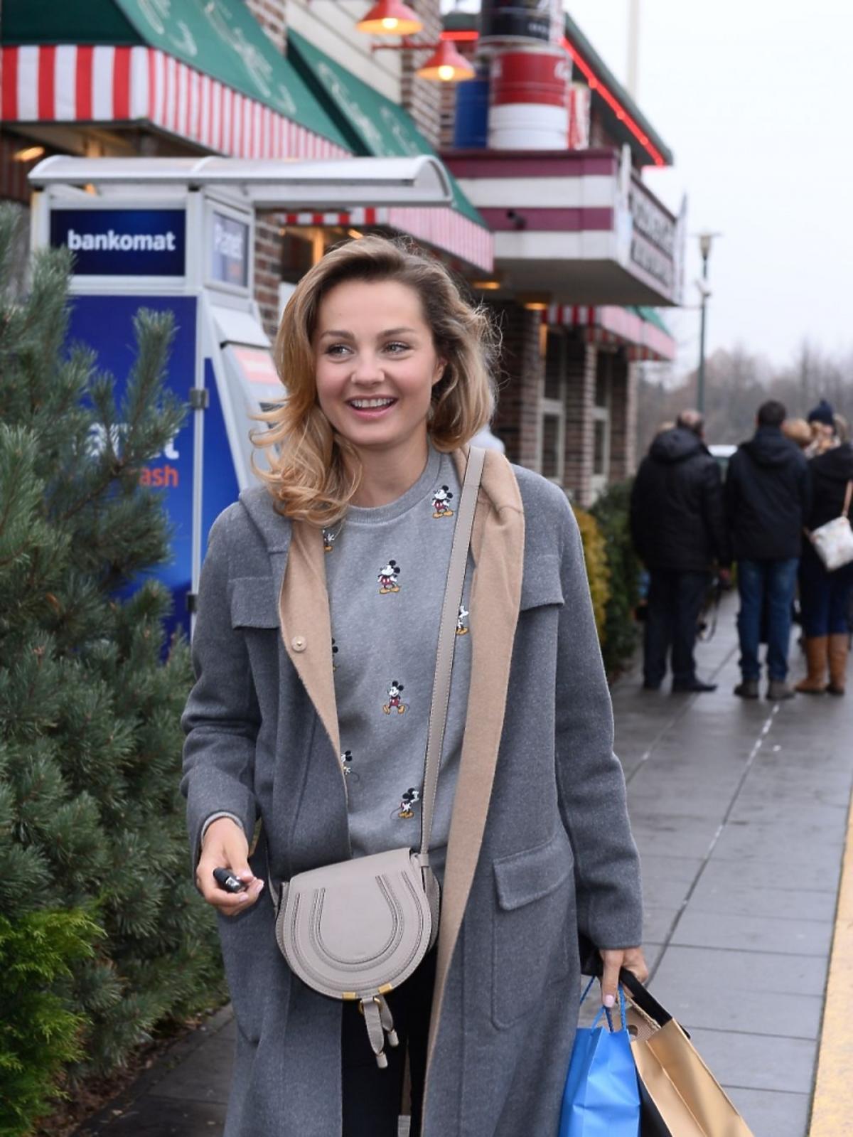 Małgorzata Socha w szarym płaszczu
