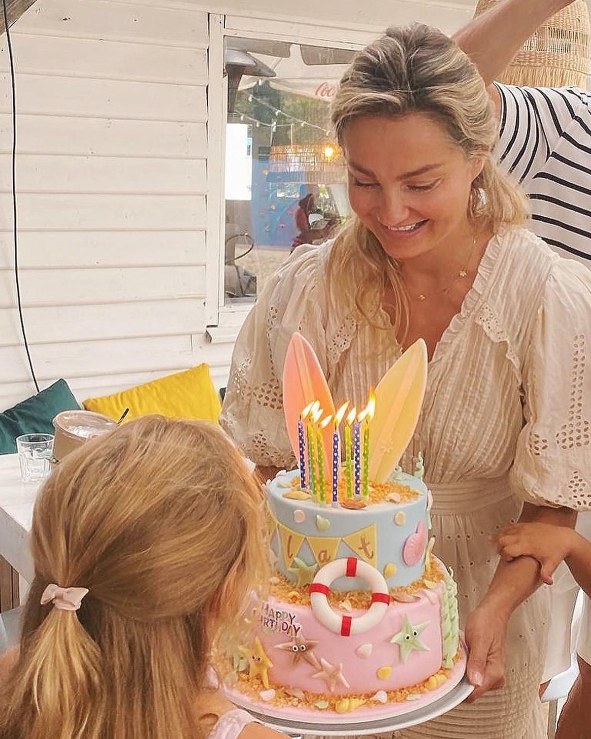 Małgorzata Socha wręcza córce urodzinowy tort