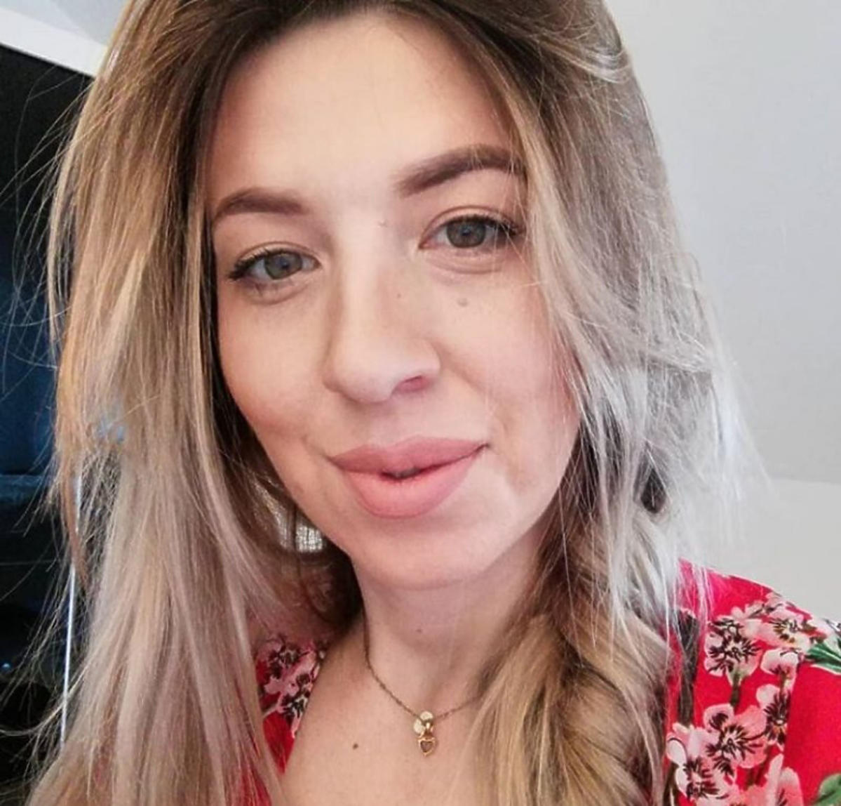 Małgosia Borysewicz w czerwonej bluzce