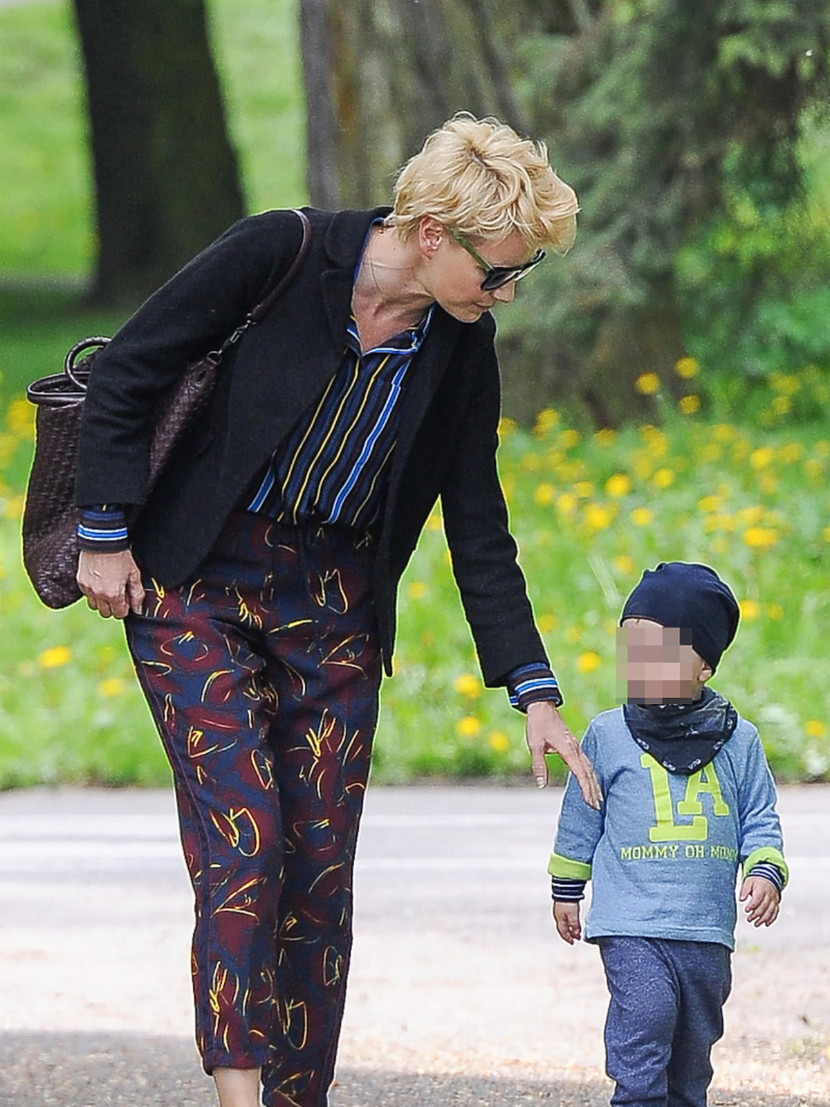 Małogrzata Kożuchowska na spacerze z synem Jasiem