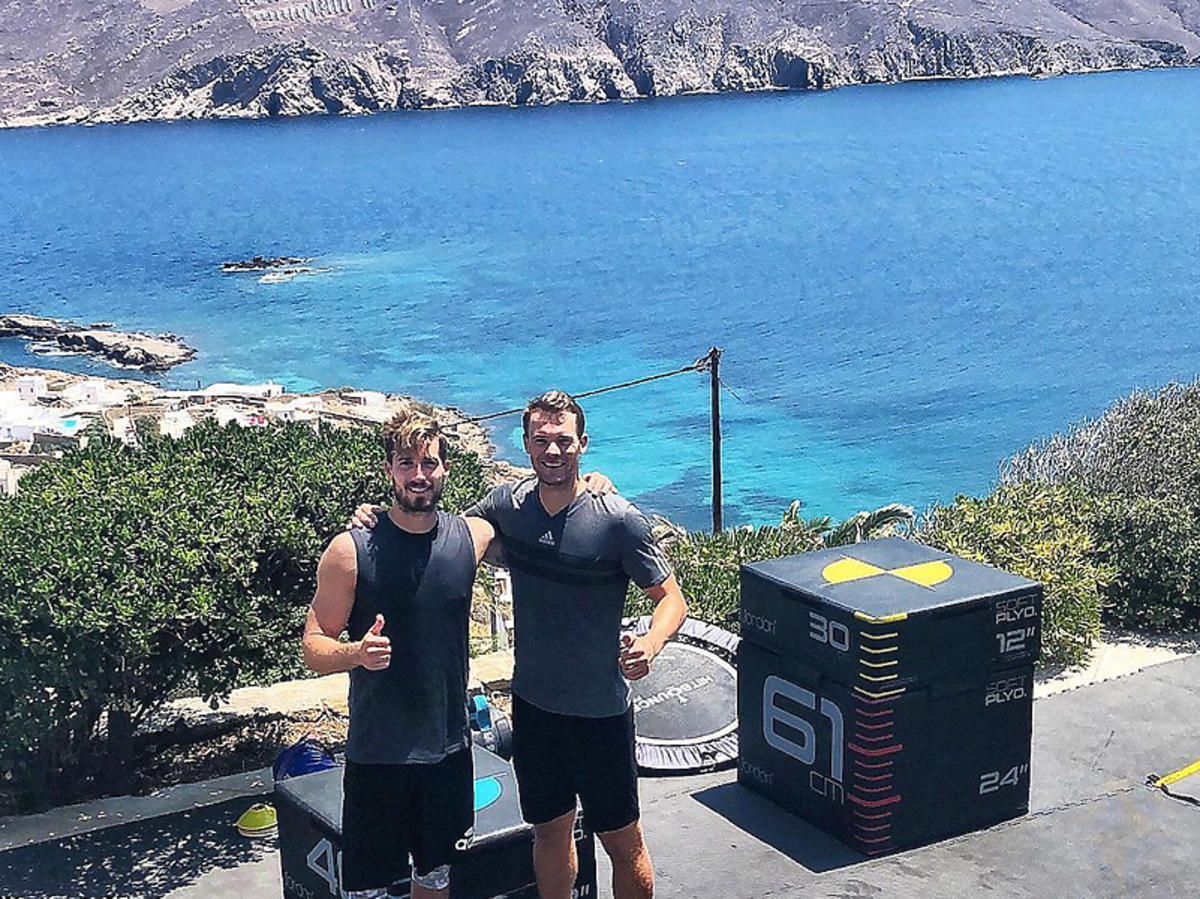Manuel Neuer i Kevin Trapp ćwiczą na Mykonos