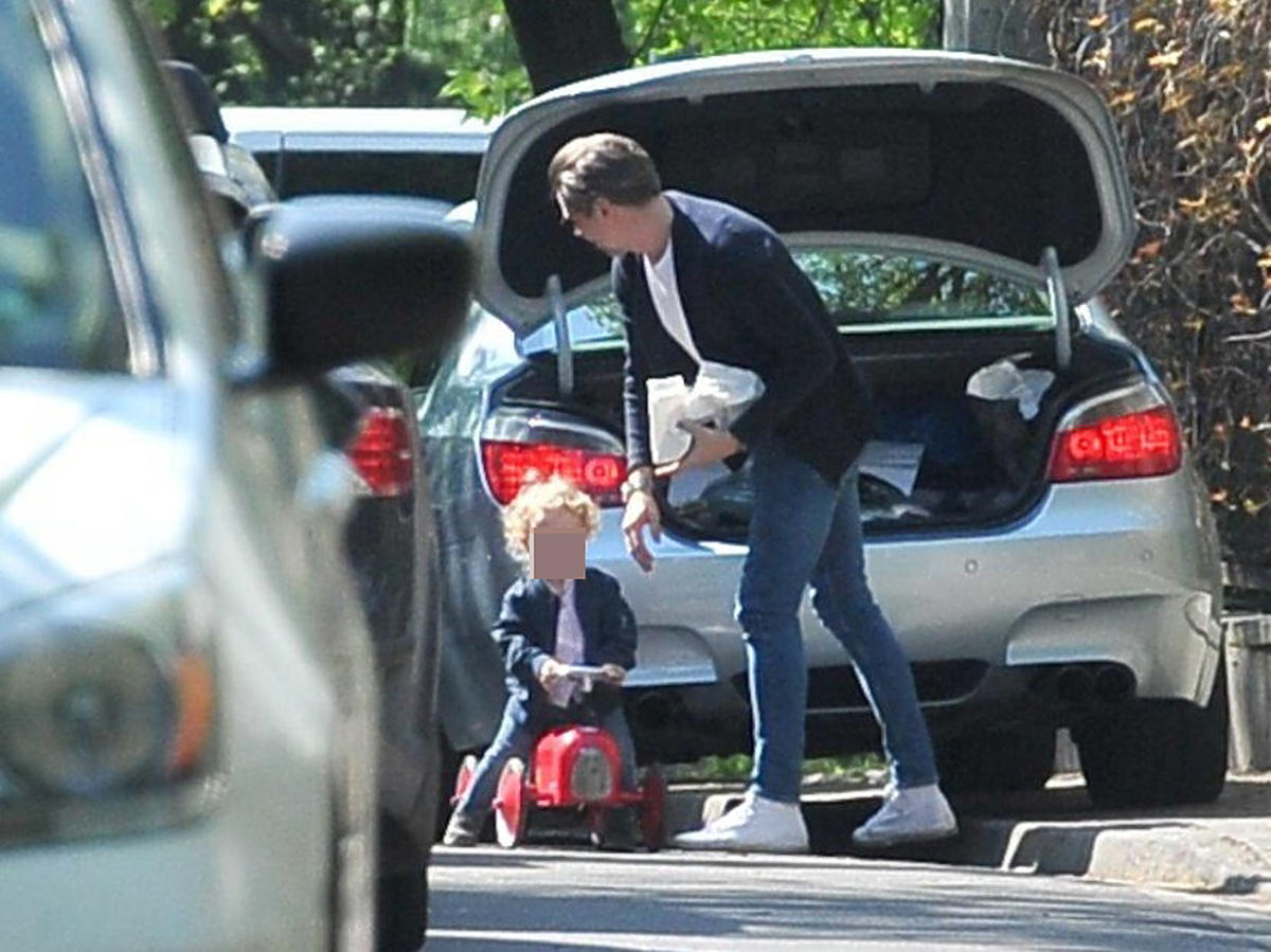 Marcel Sora z synkiem Teodorem przy samochodzie
