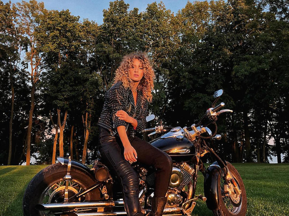 Marcelina Zawadzka w stylizacji na motocykl