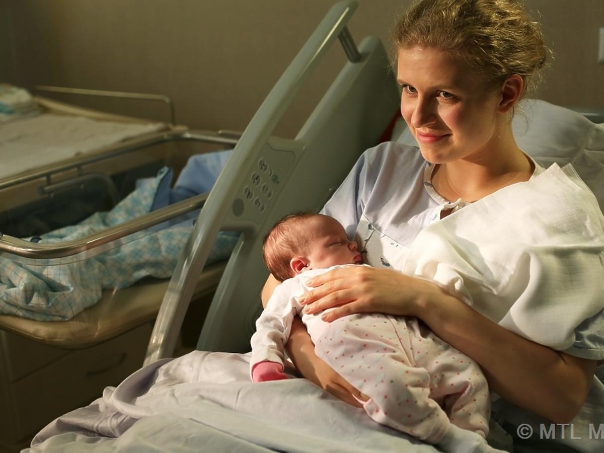 Marcianna Lelek z dzieckiem na rękach