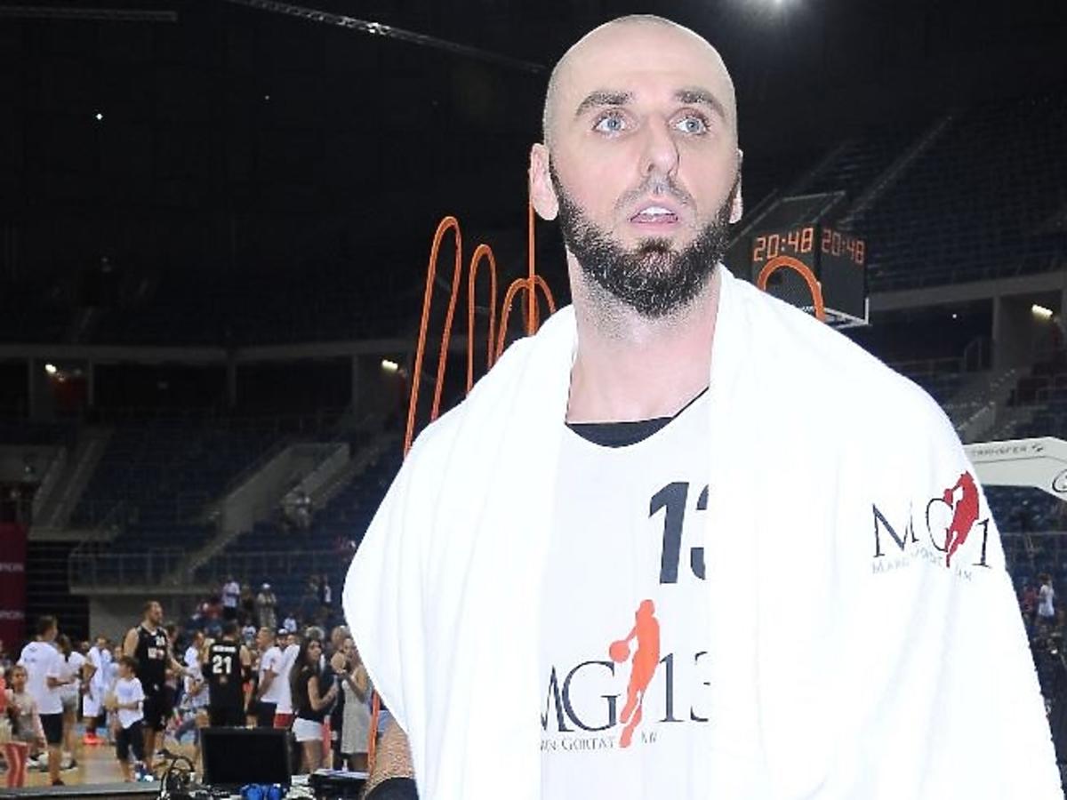 Marcin Gortat w białej koszulce