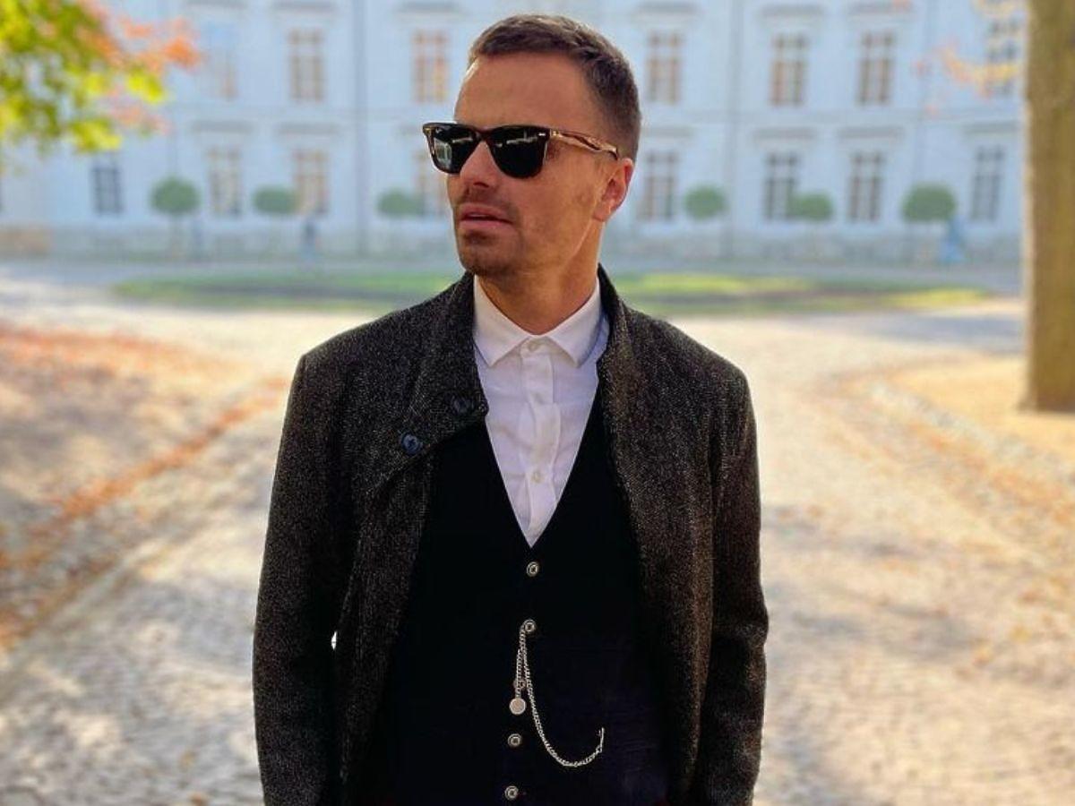 Marcin Hakiel w okularach przeciwsłonecznych