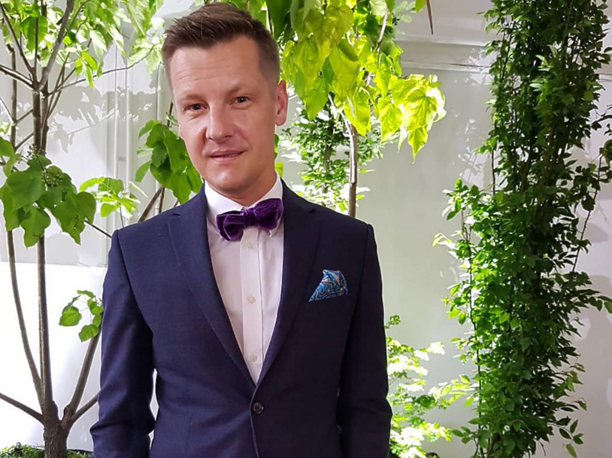Marcin Mroczek w garniturze na zdjęciu na Instagramie