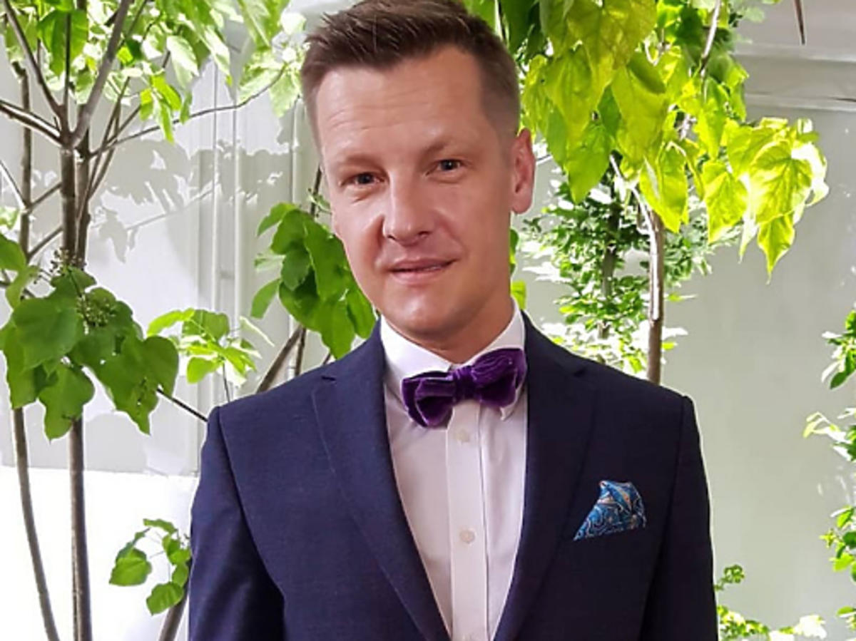 Marcin Mroczek w garniturze na zdjęciu na Instagramie