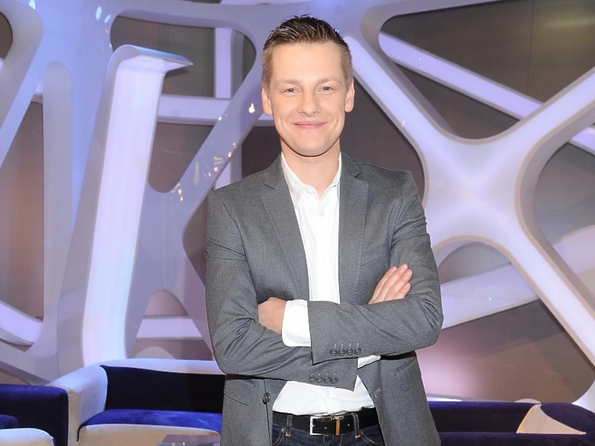 Marcin Mroczek w szarej marynarce