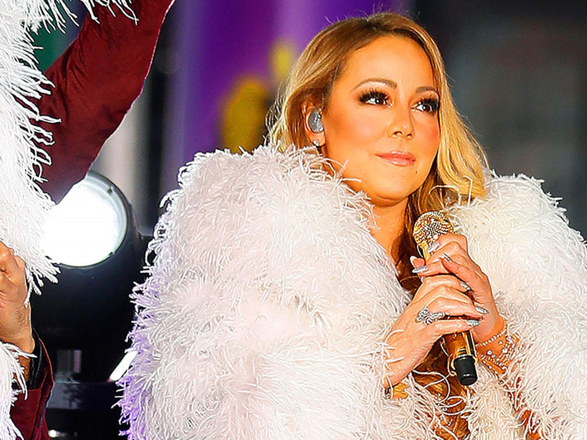 Mariah Carey w białych piórach