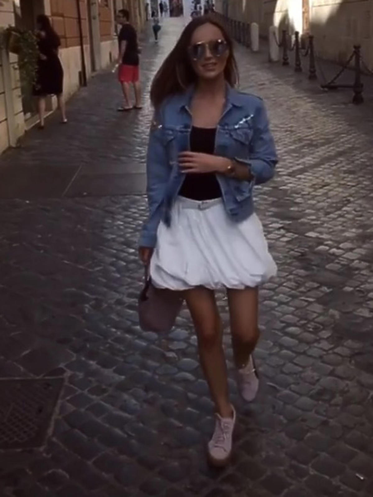 Marina Łuczenko-Szczęsna w dżinsowej kurtce