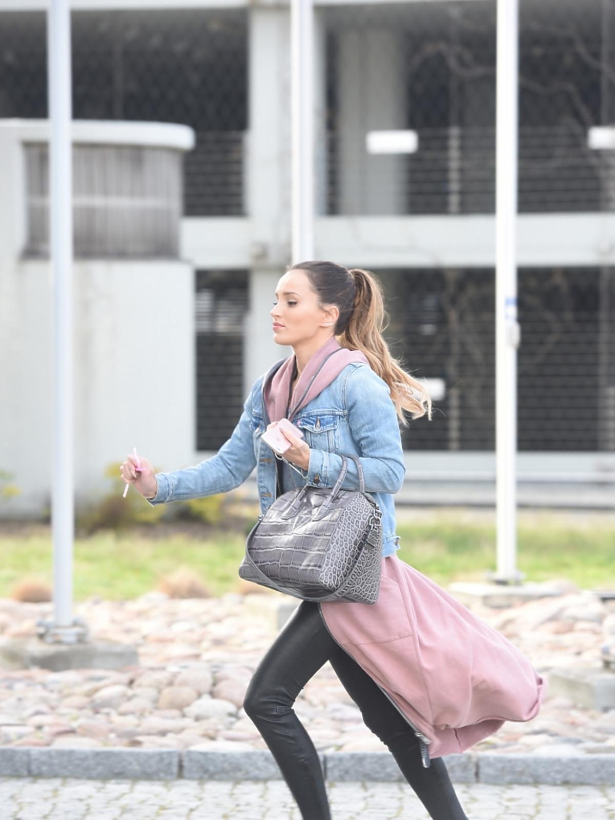 Marina Łuczenko ucieka przed paparazzi