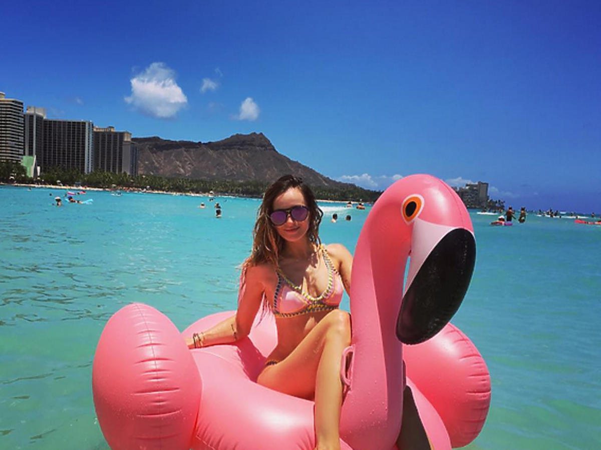 Marina pływa na flamingu