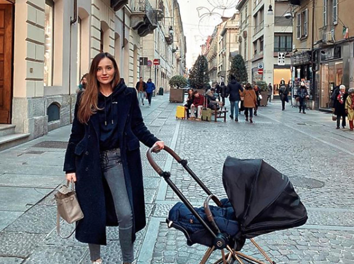 Marina pokazała wózek syna