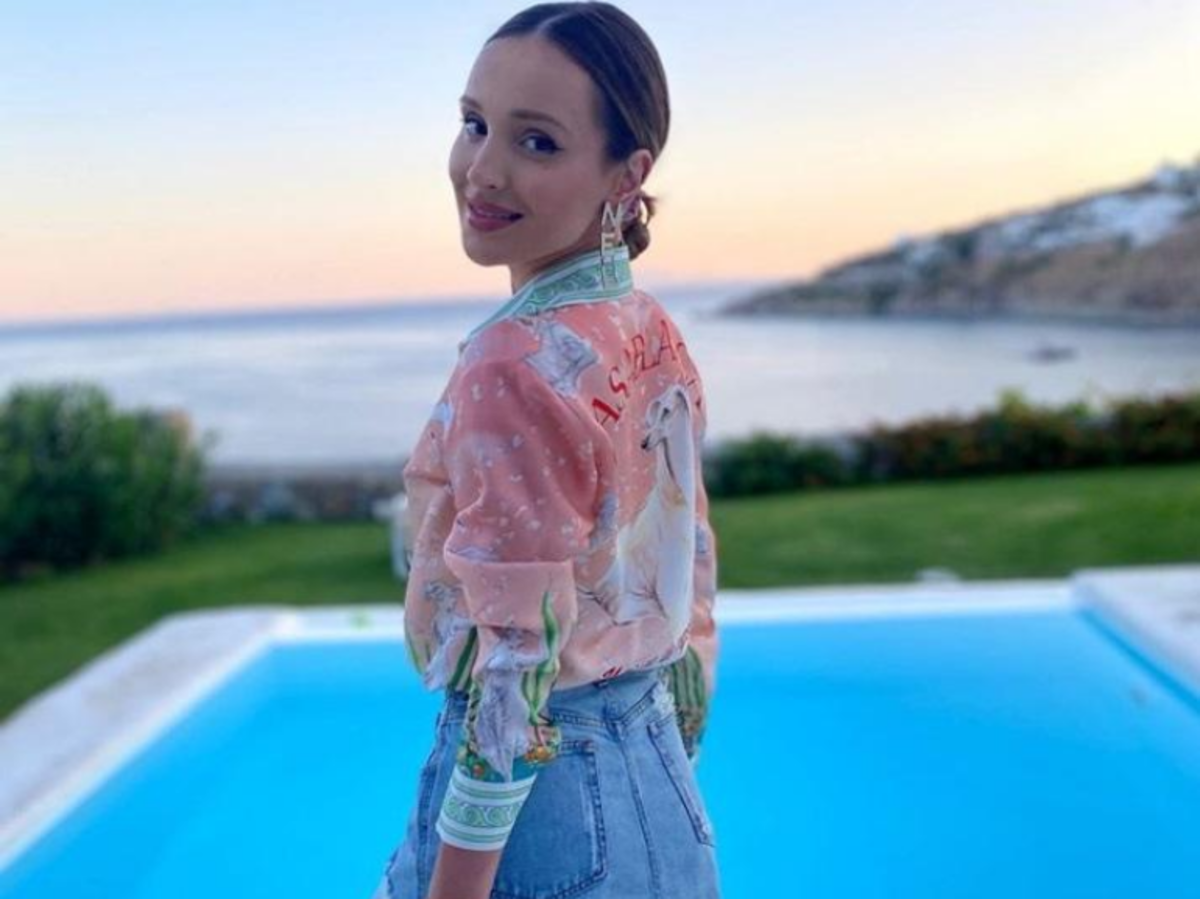 Marina w jeansowej spódnicy mini