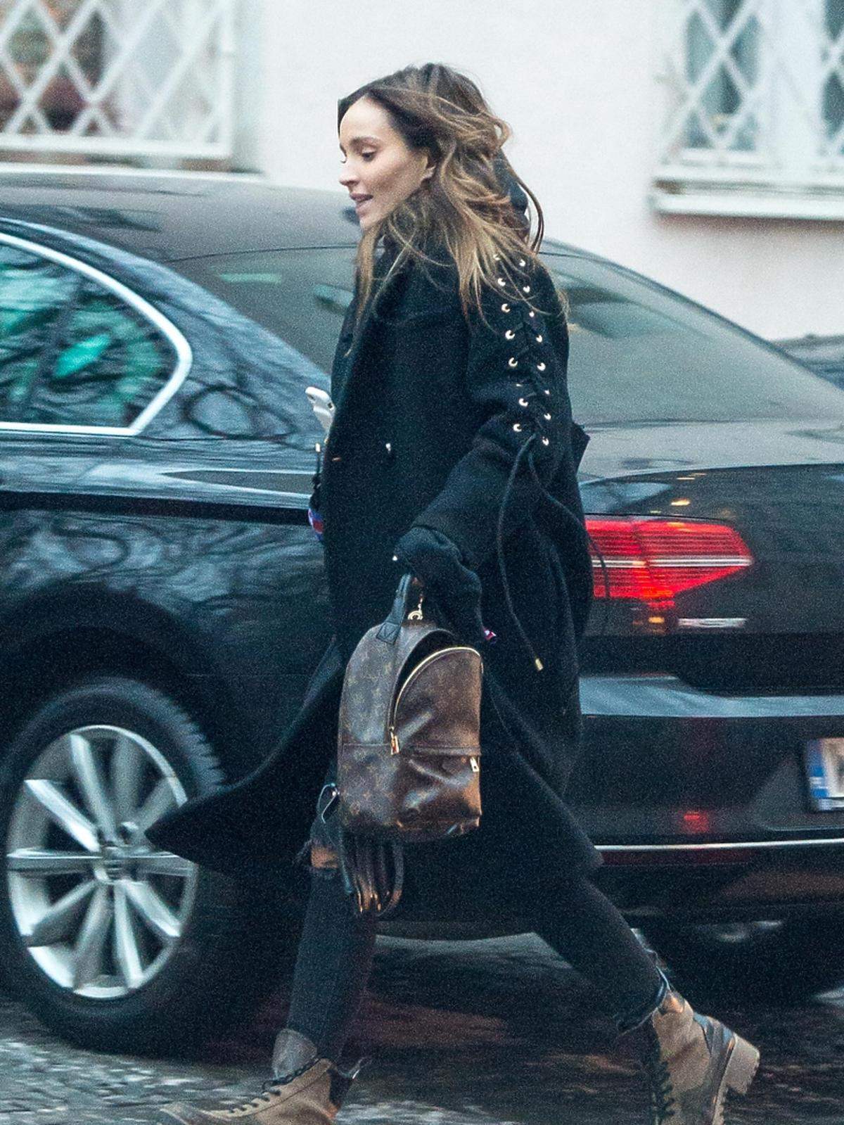 Marina z plecakiem