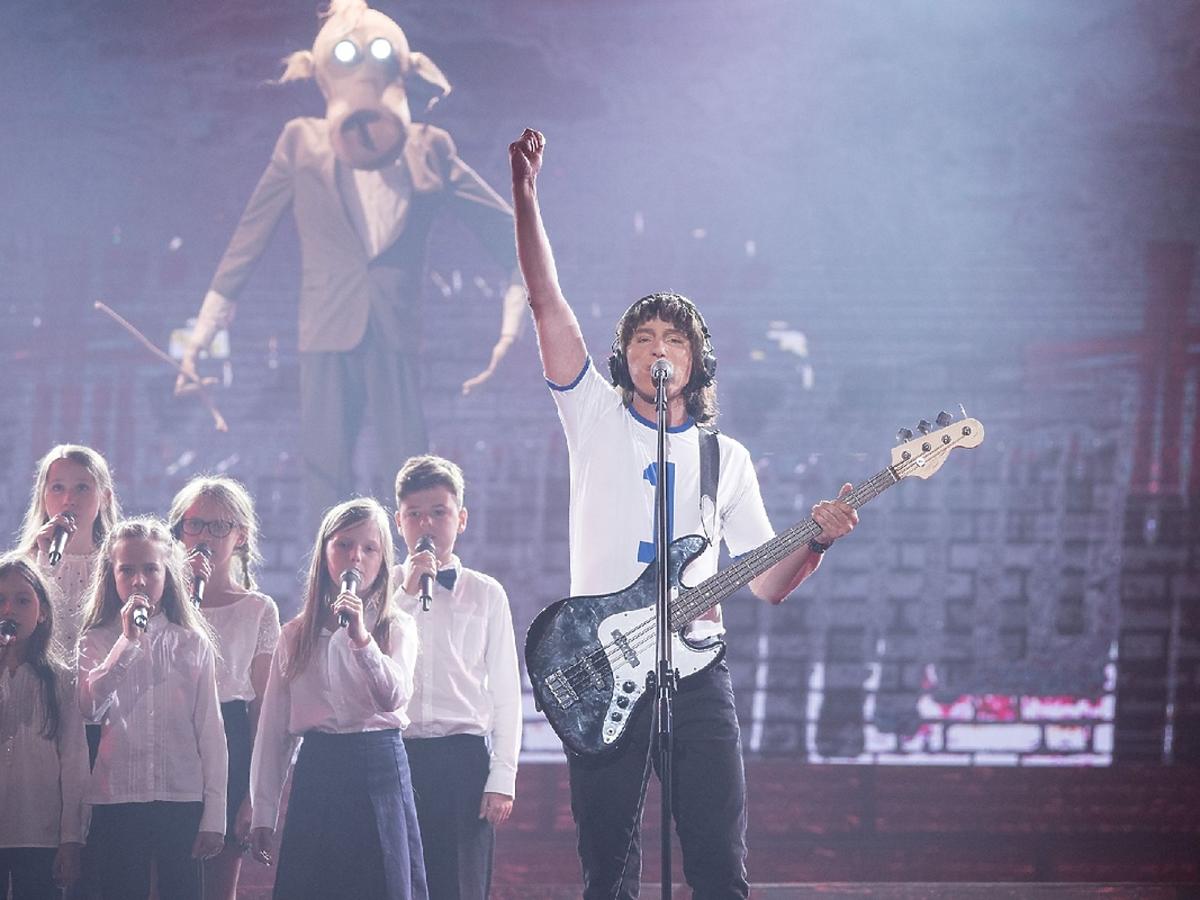Mariusz Ostrowski jako Pink Floyd w 3. odc. TTBZ