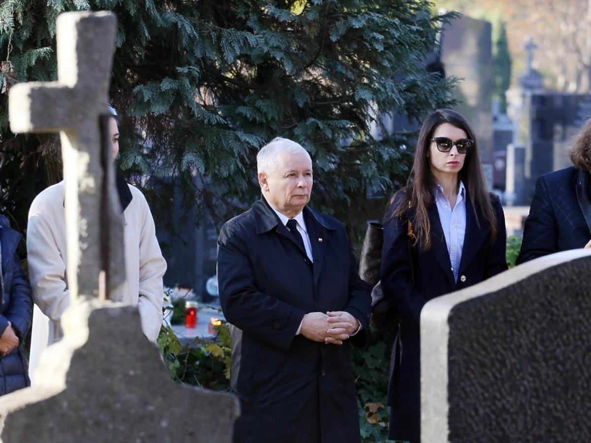 Marta Kaczyńska i Jarosław Kaczyński na cmentarzu, na grobie Jadwigi Kaczyńskiej