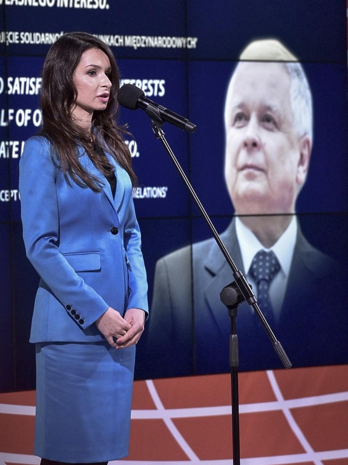 Marta Kaczyńska w niebieskim komplecie