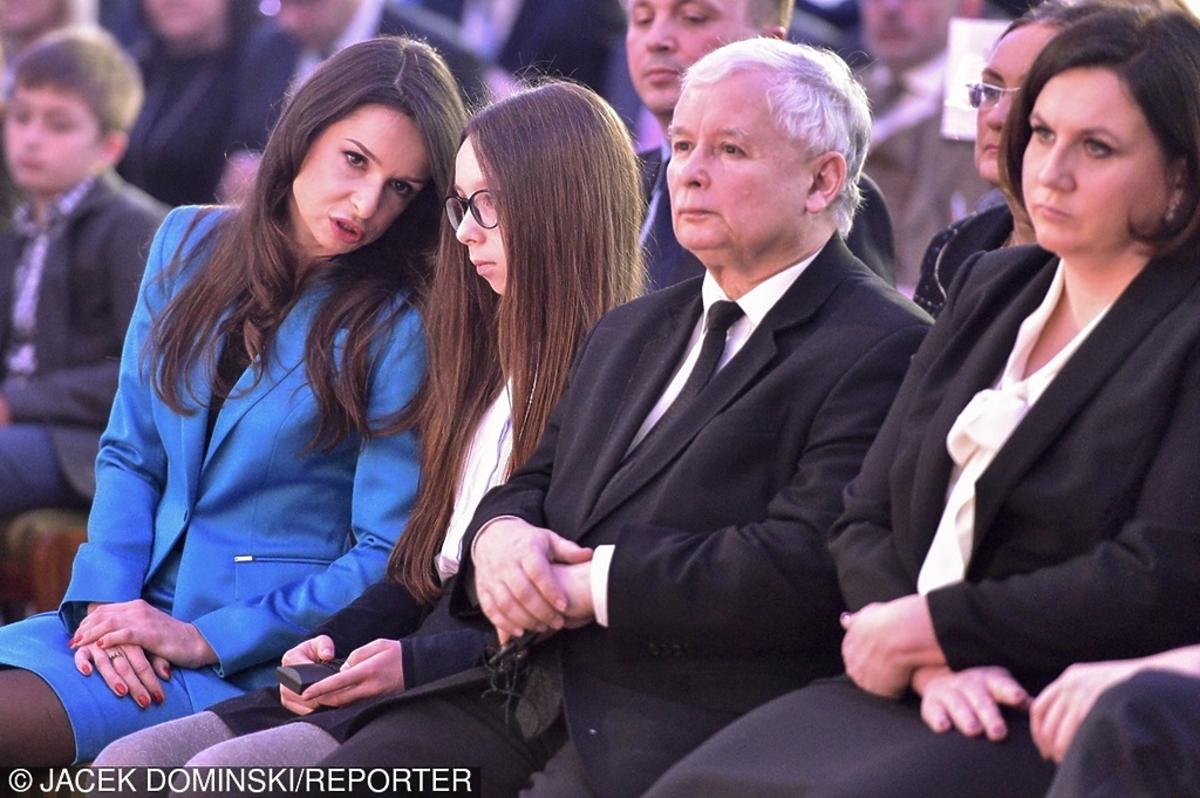 Marta Kaczyńska w niebieskim komplecie
