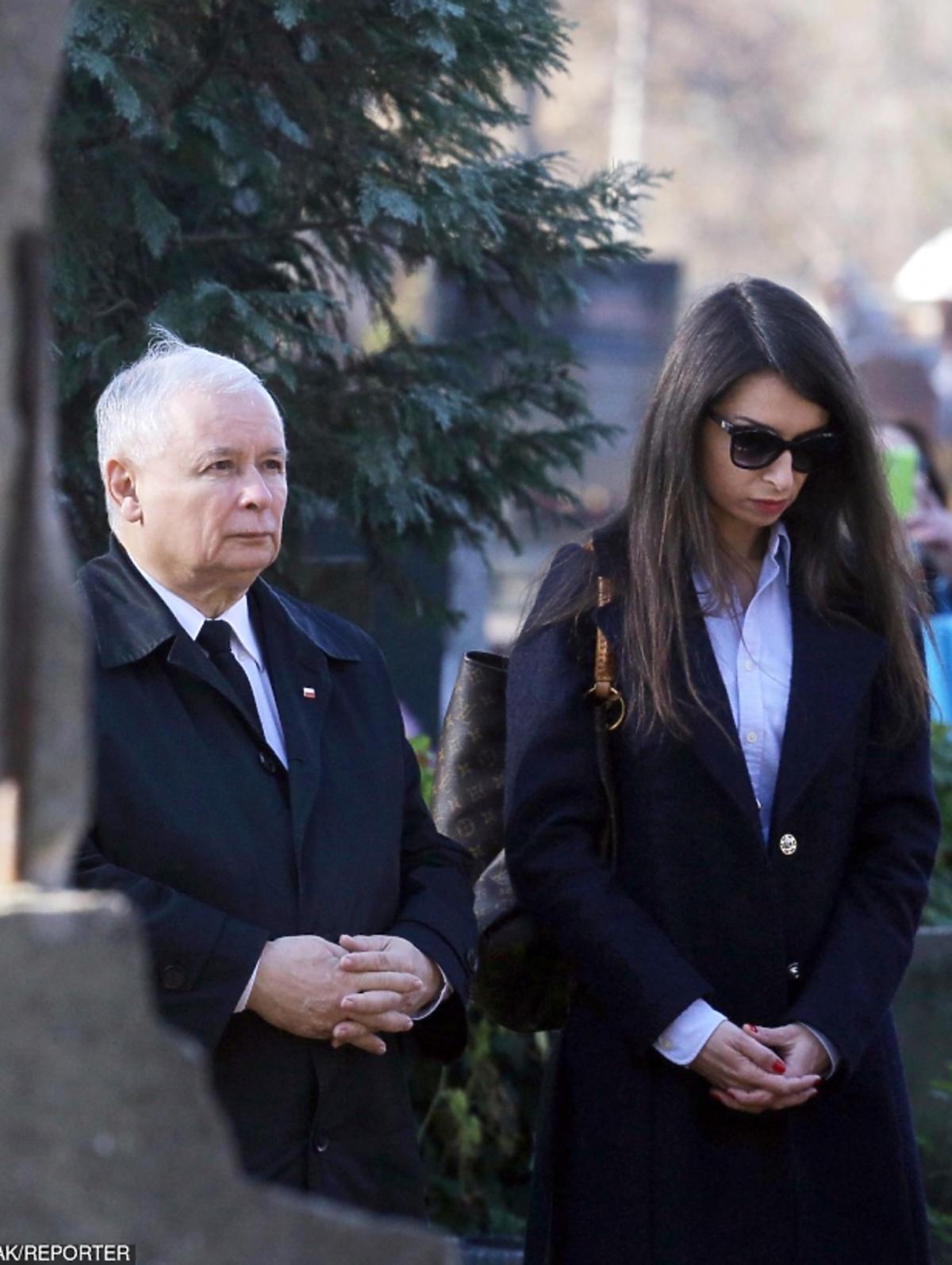 Marta Kaczyńska z Jarosławem Kaczyńskim na Powązkach