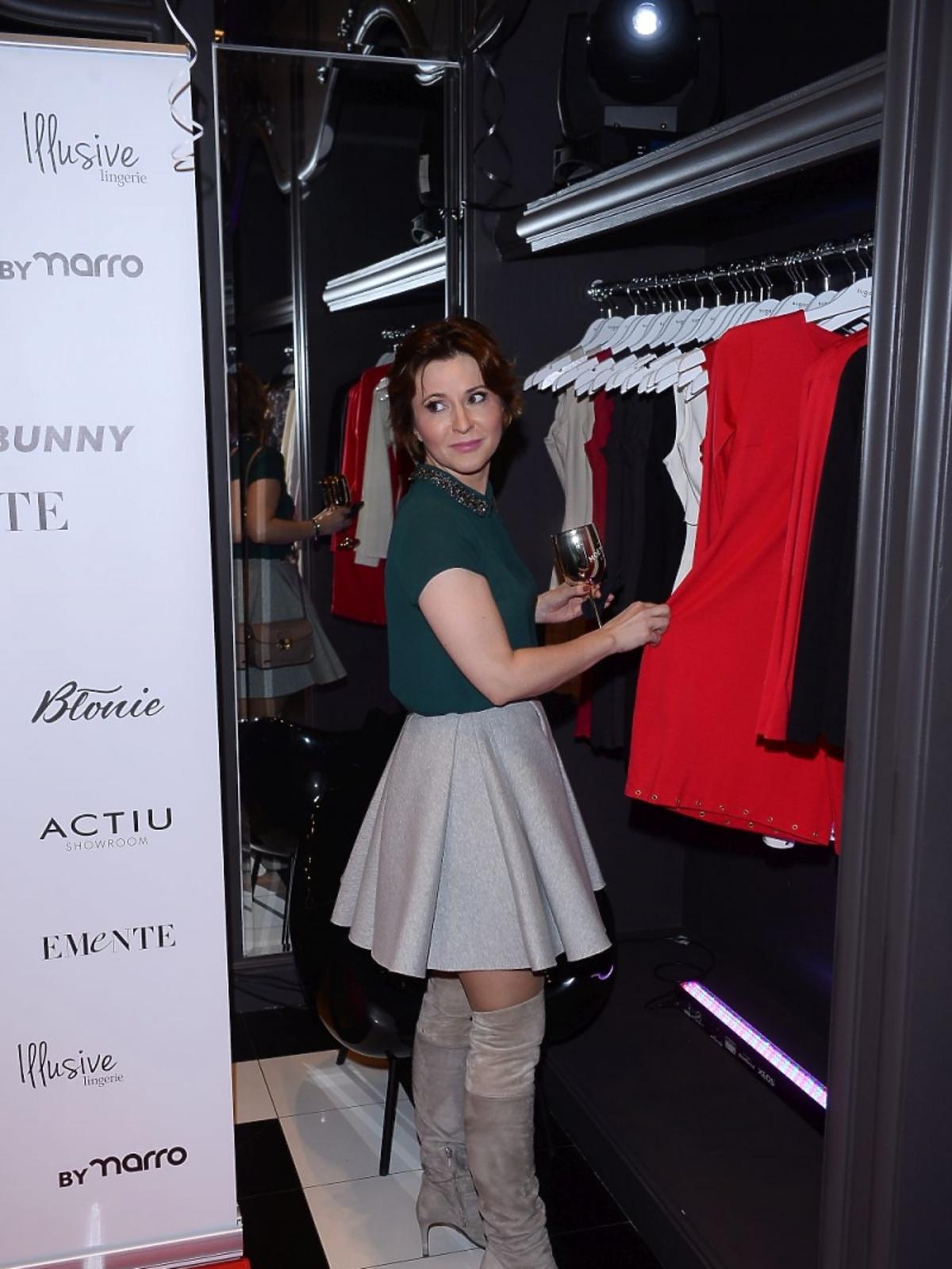 Marta Kielczyk w szarej spódnicy na otwarciu butiku