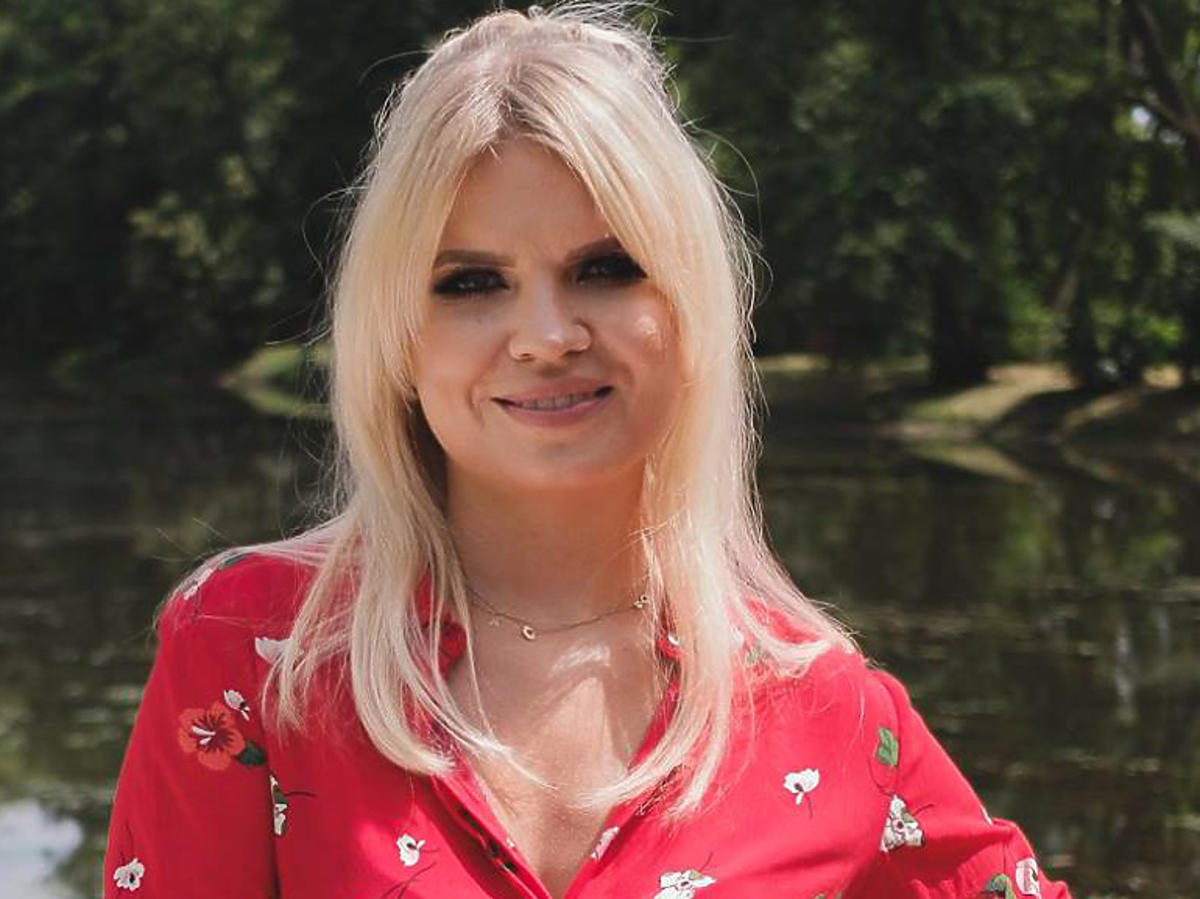 Marta Manowska w czerwonej koszuli