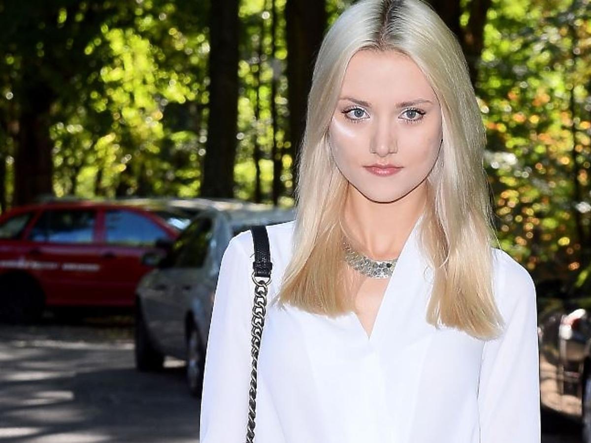Marta Sędzicka w białej koszuli