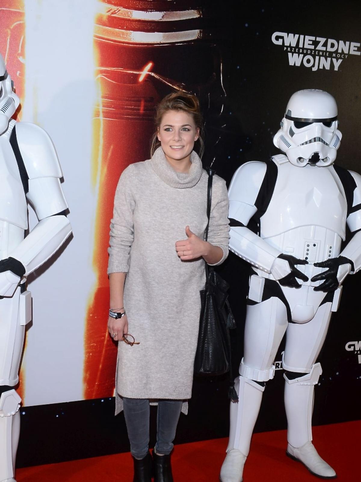 Marta Wierzbicka w długim swetrze
