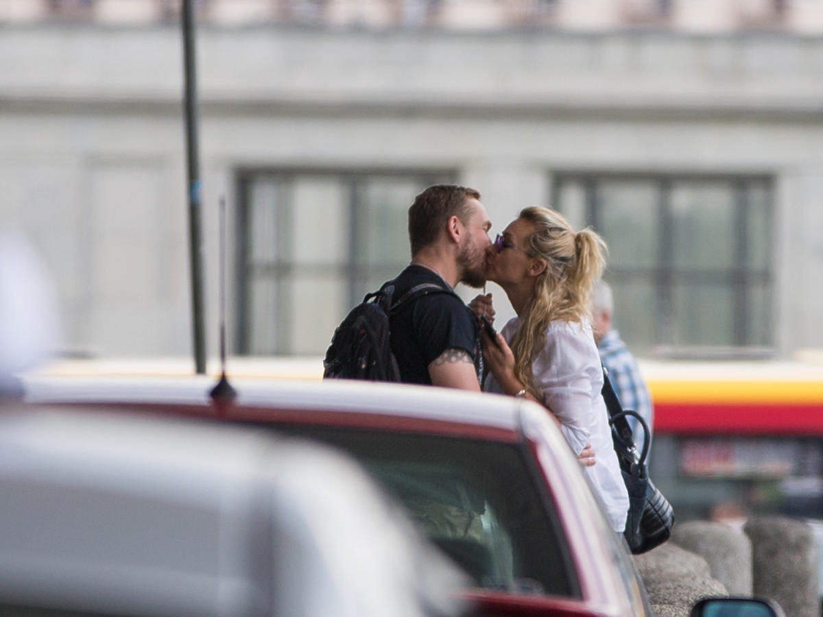 Martyna Wojciechowska i Przemysław Kossakowski całują się na ulicy