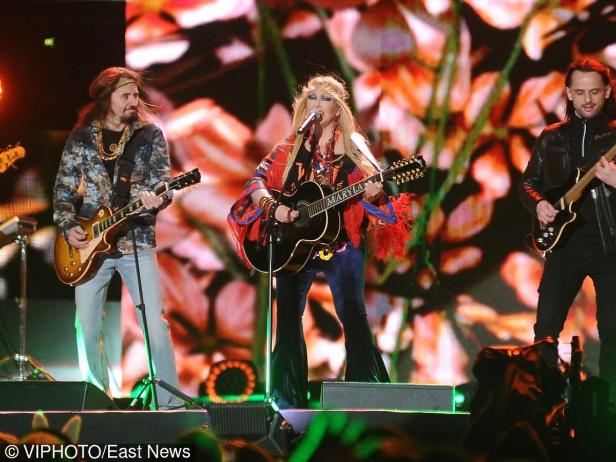 Maryla Rodowicz gra na gitarze