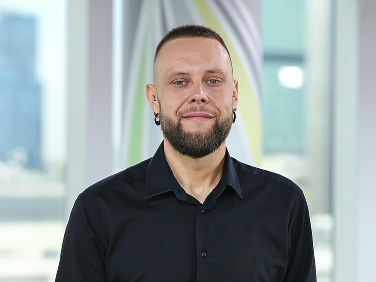 Mateusz Borkowski w czarnej koszuli
