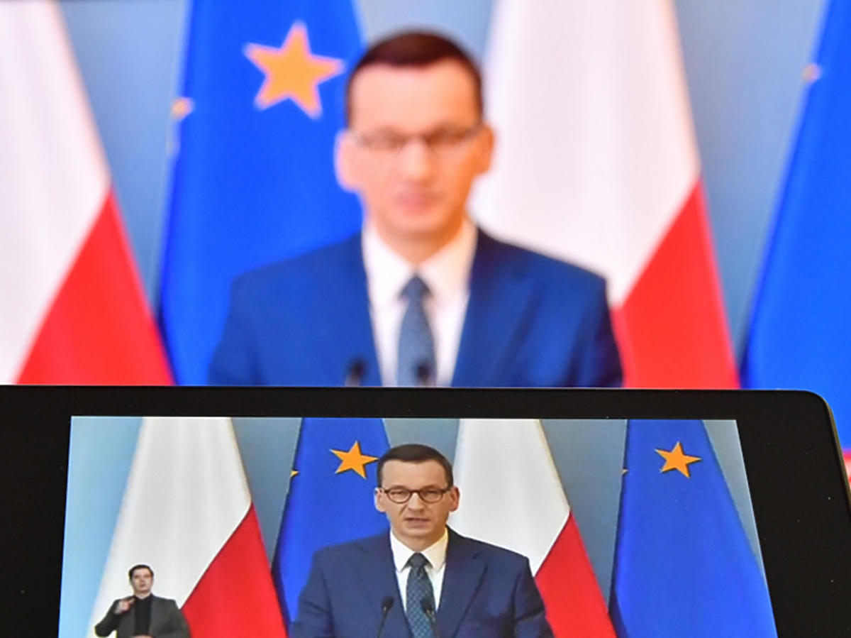 Mateusz Morawiecki, zdalna konferencja, zdjęcie w tablecie