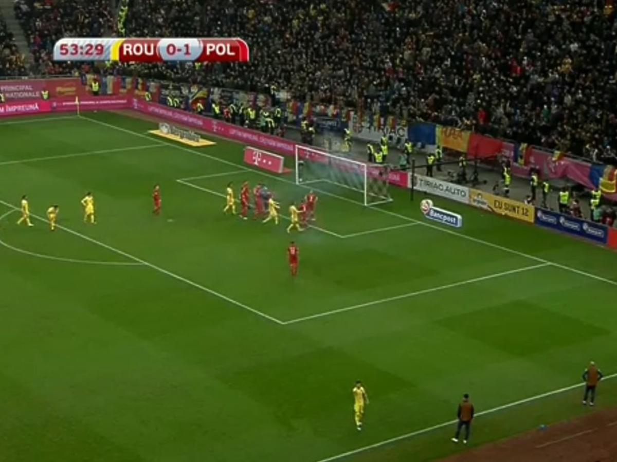 Mecz Polska-Rumunia - Lewandowski leży na murawie