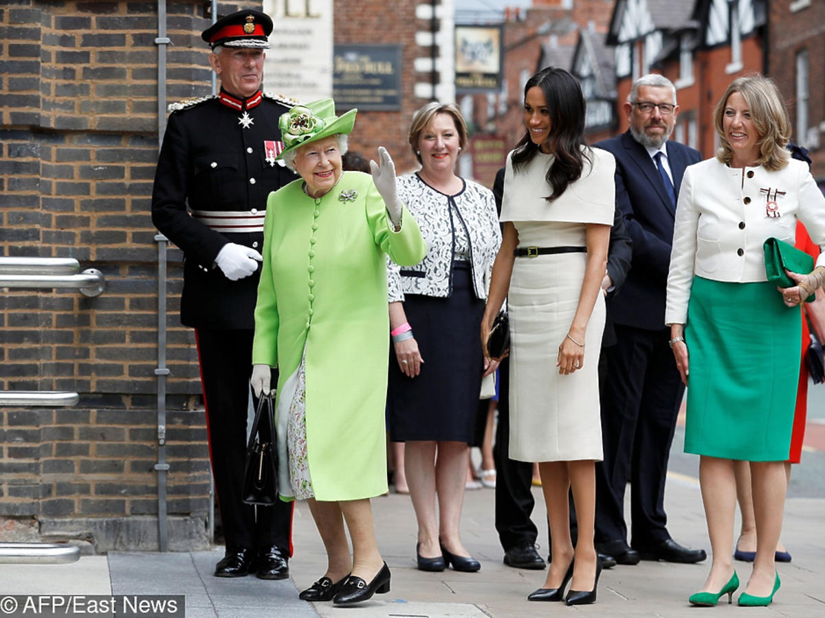 Meghan Markle i królowa Elżbieta II podczas pierwszej wspólnej oficjalnej wizyty