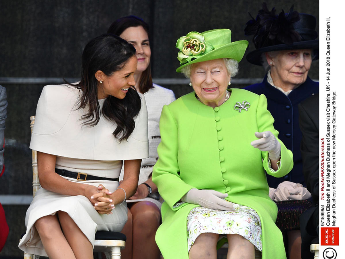 Meghan Markle i królowa Elżbieta II śmieją się podczas oficjalnej wizyty