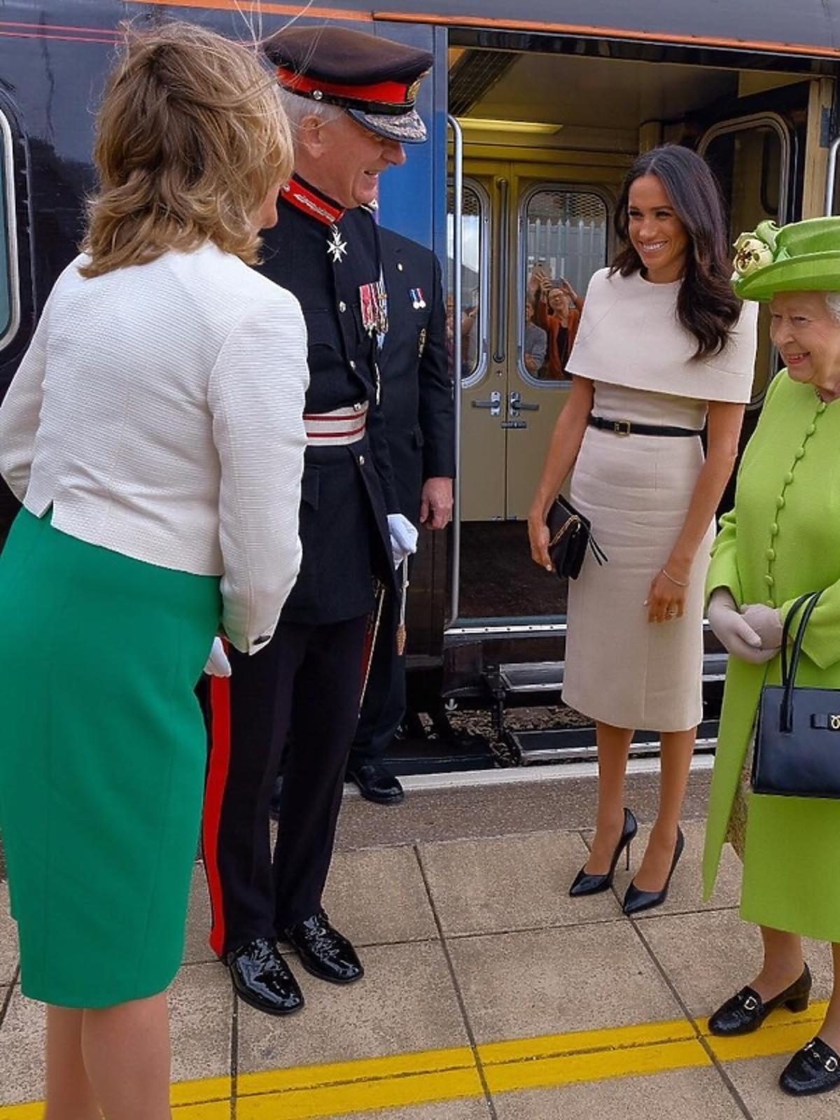 Meghan Markle i królowa Elżbieta II w Cheshire podczas oficjalnej wizyty