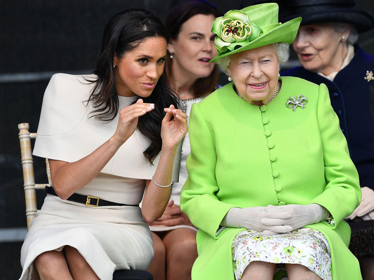 Meghan Markle i królowa Elżbieta II w Cheshire podczas oficjalnej wizyty