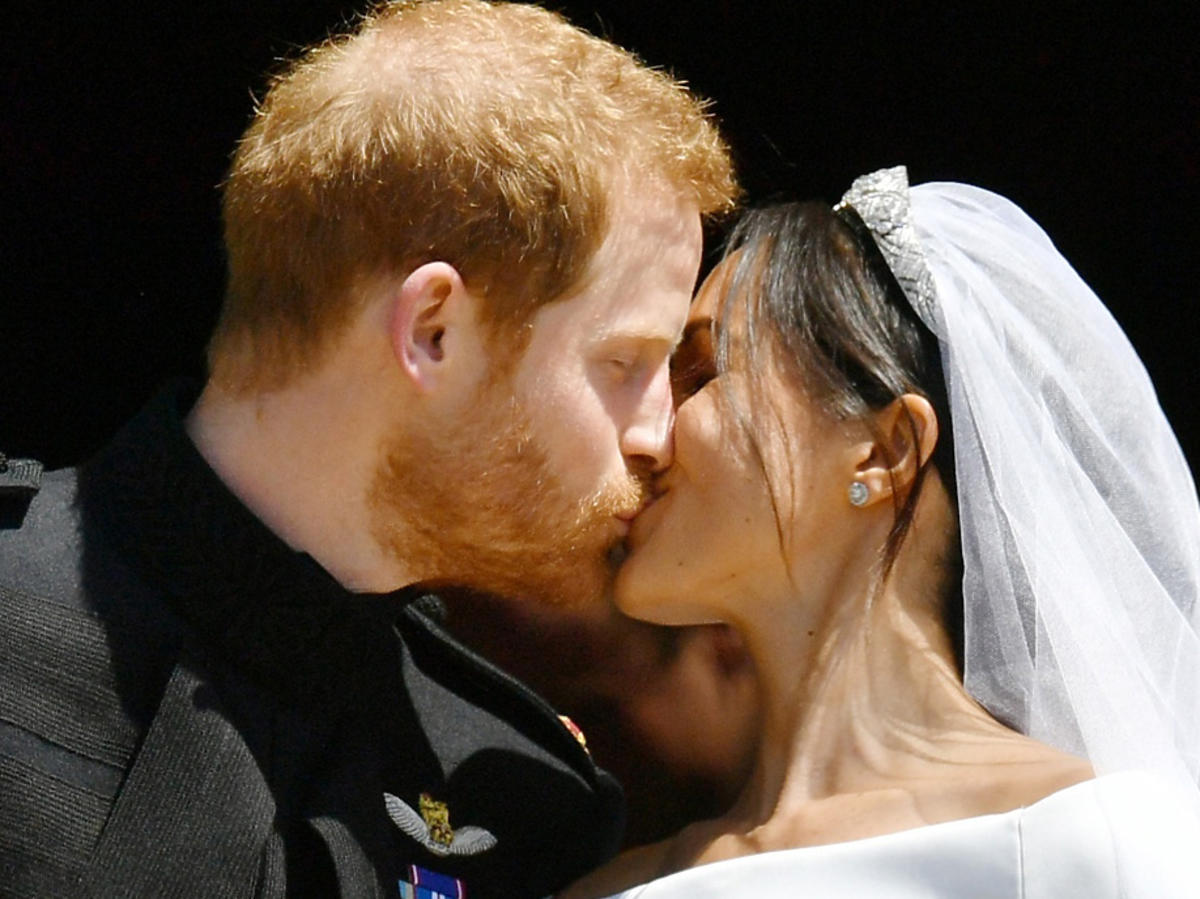 Meghan Markle i książę Harry - pierwszy pocałunek po ślubie