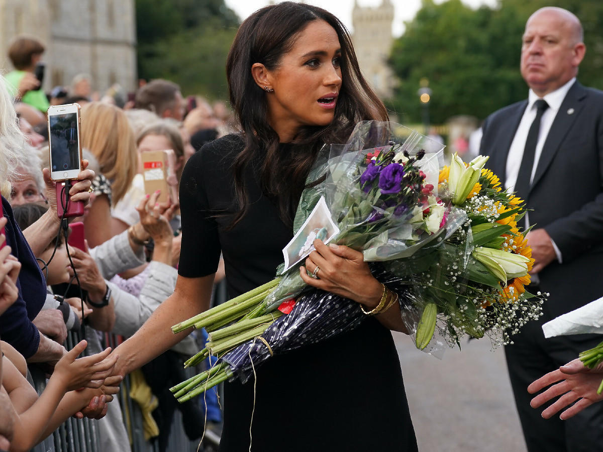 Meghan Markle odbiera kwiaty pod zamkiem Windsor