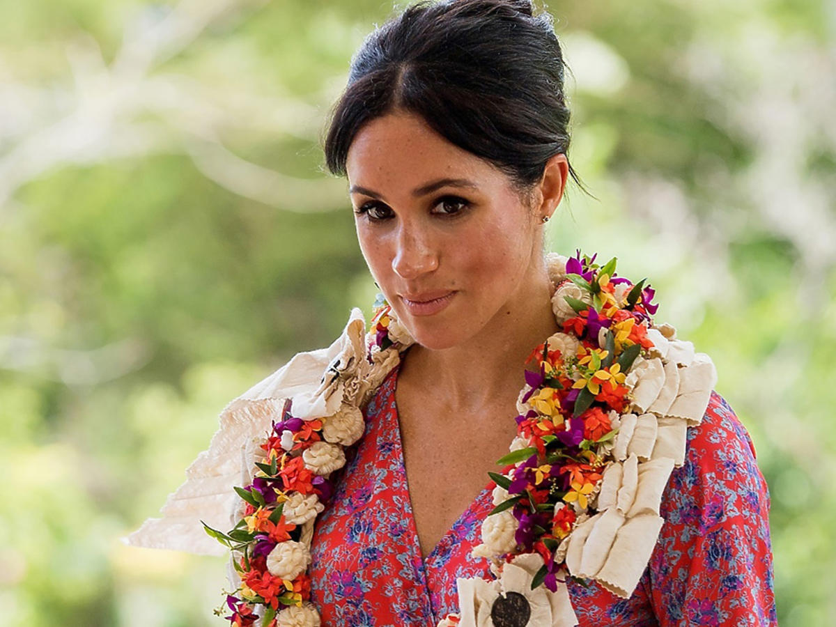 Meghan Markle podczas podróży do Australii w związanych włosach
