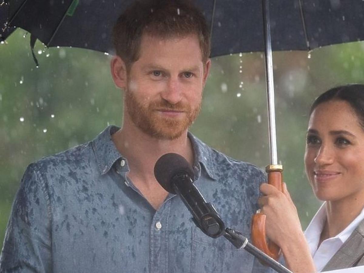 Meghan Markle trzyma parasol